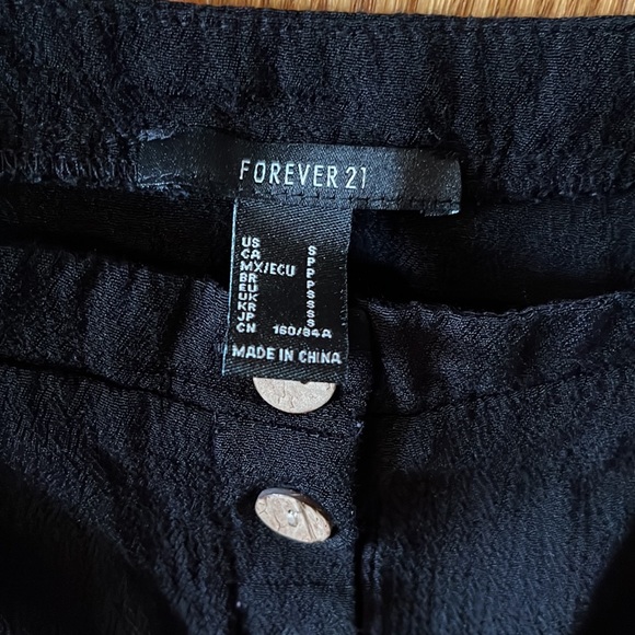 Black fitted crop top with Spagetti straps - Picture 3 of 4